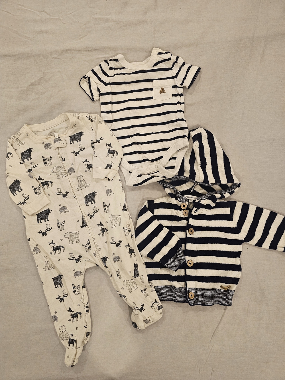 🧸2/20$ Bundle Of 3 Items 0-3M - GAP Navy Striped Baby Bodysuit, Pajamas Sweater